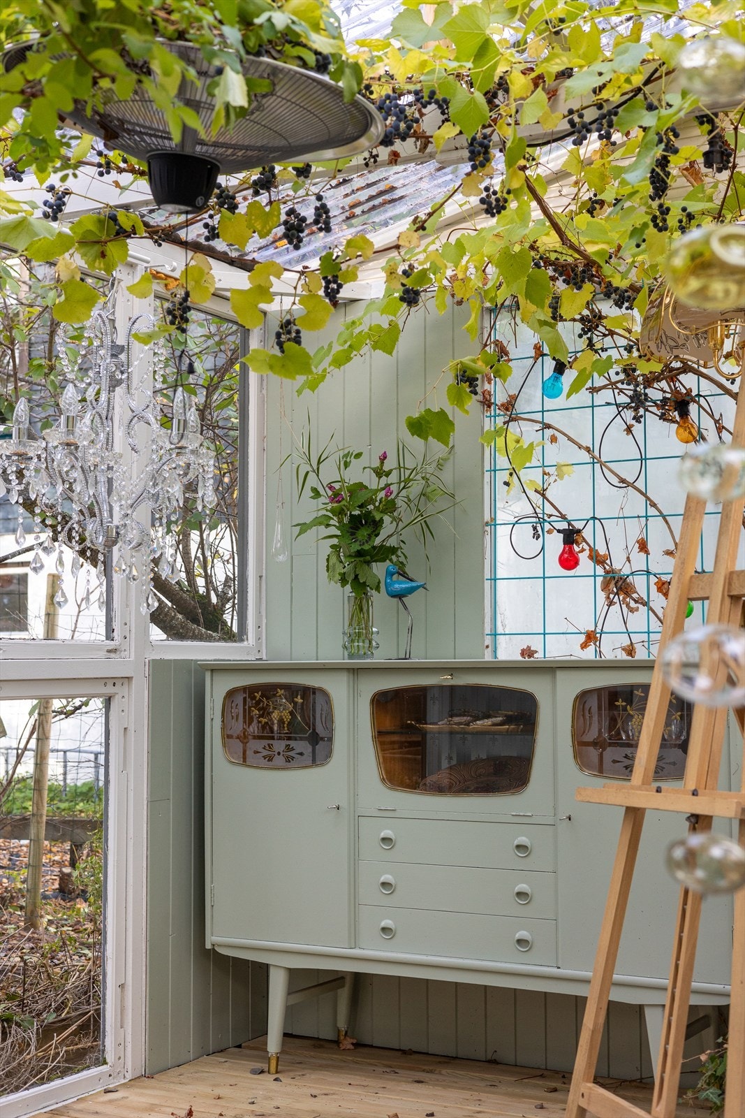 Nydelige farger blandet med møbler i retro-stil. Galleribilde