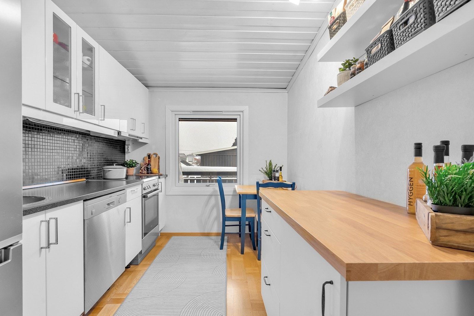 Kjøkken med hvitevarer Galleribilde