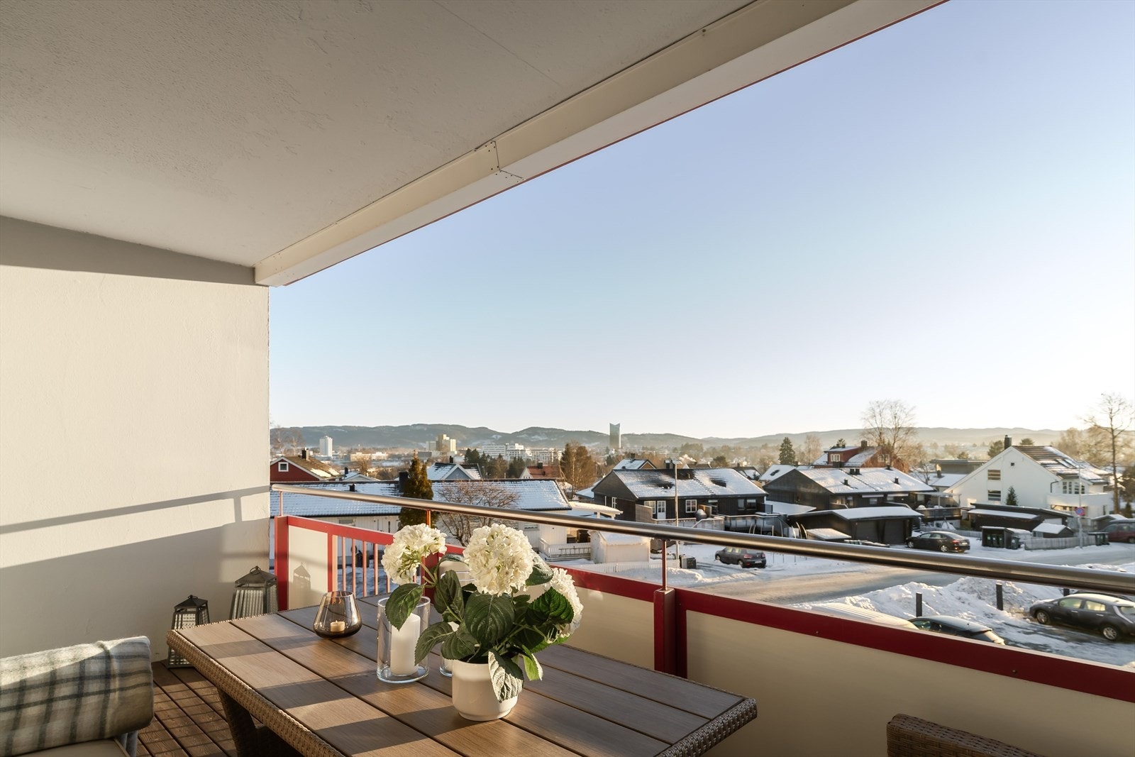 Balkongen er sørøstvendt, dette gir gode utsikts- og solforhold til ca. kl. 14:00 midtsommers. Galleribilde