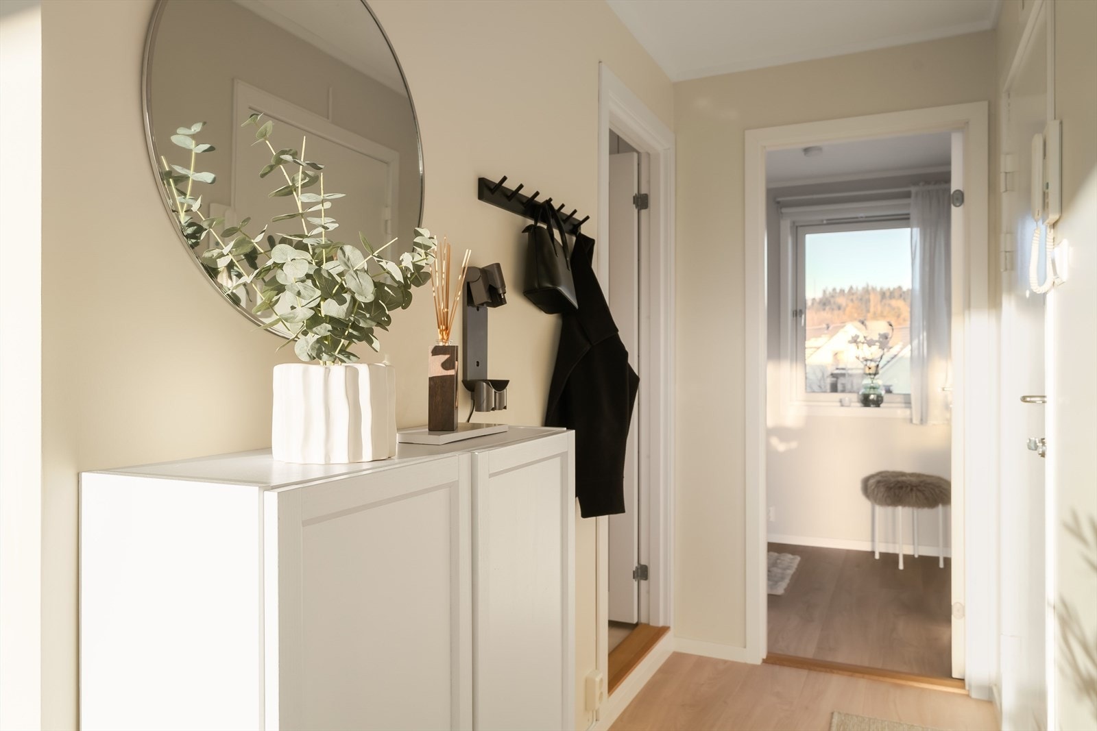 Nedover gangen har man leilighetens bad og soverom. Galleribilde