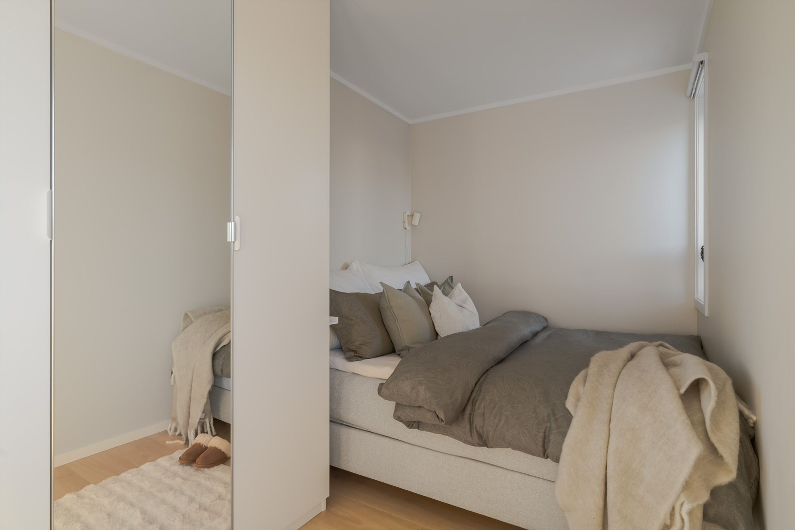 Soverommet er på 9 m², her har man plass til stor seng og garderobeløsning. Galleribilde