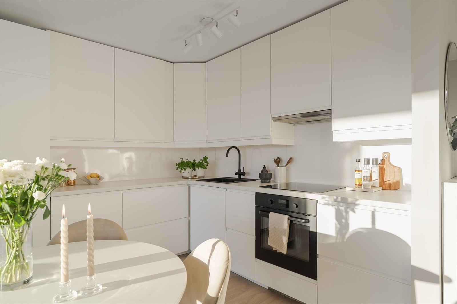 Kjøkkenet har integret hvitevarer som koketopp, komfyr, oppvaskmaskin og ventilasjon, samt kombiskap med kjøl og frys. Galleribilde