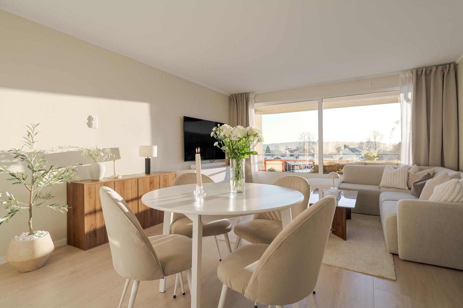 Leiligheten varmes opp av elektriske panelovner. Det er mulighet for å etablere peis om ønskelig. Galleribilde