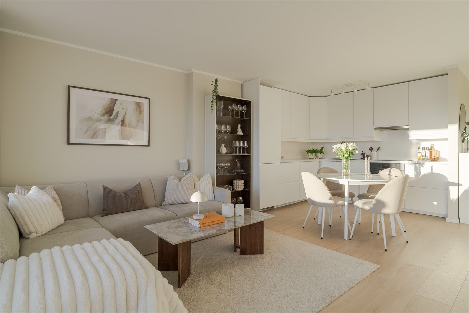 Her har man en åpen stue-/kjøkkenløsning på ca. 24,5 m². Dette gir deg muligheten for å tilpasse møbleringen etter eget ønske. Galleribilde