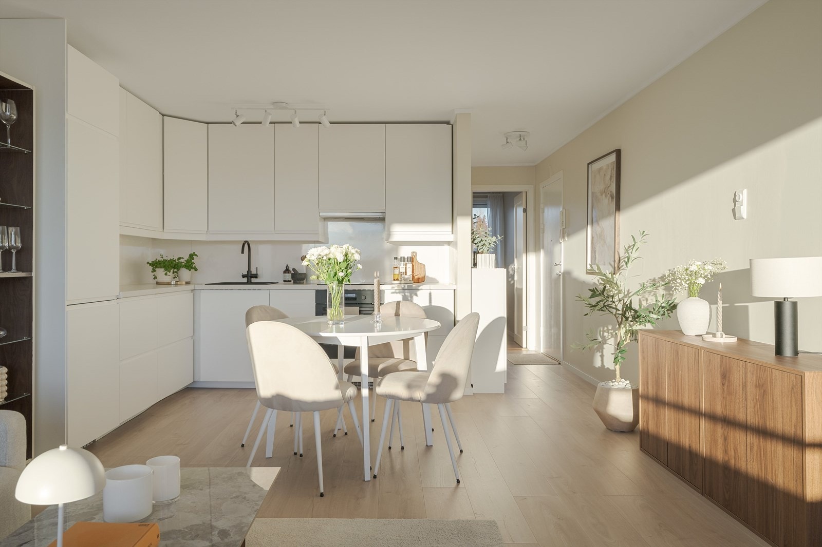 Leiligheten har store vinduflater, noe som resulterer i rikelig med naturlig sollys inn i leiligheten! Galleribilde