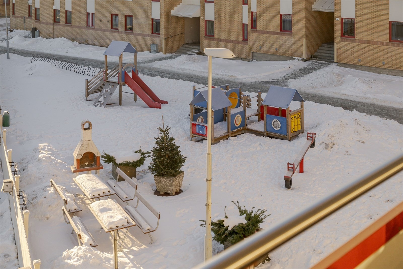 På borettslagets fellesareal har man en lekeplass og flere sitteplasser. Galleribilde