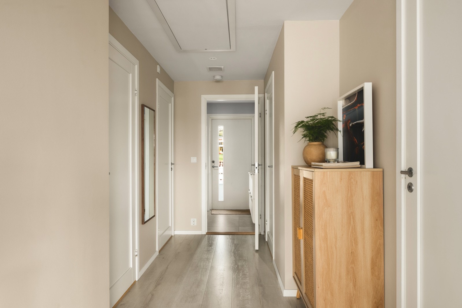 Innbydende gang med downlights og tilgang til lagringsloft Galleribilde