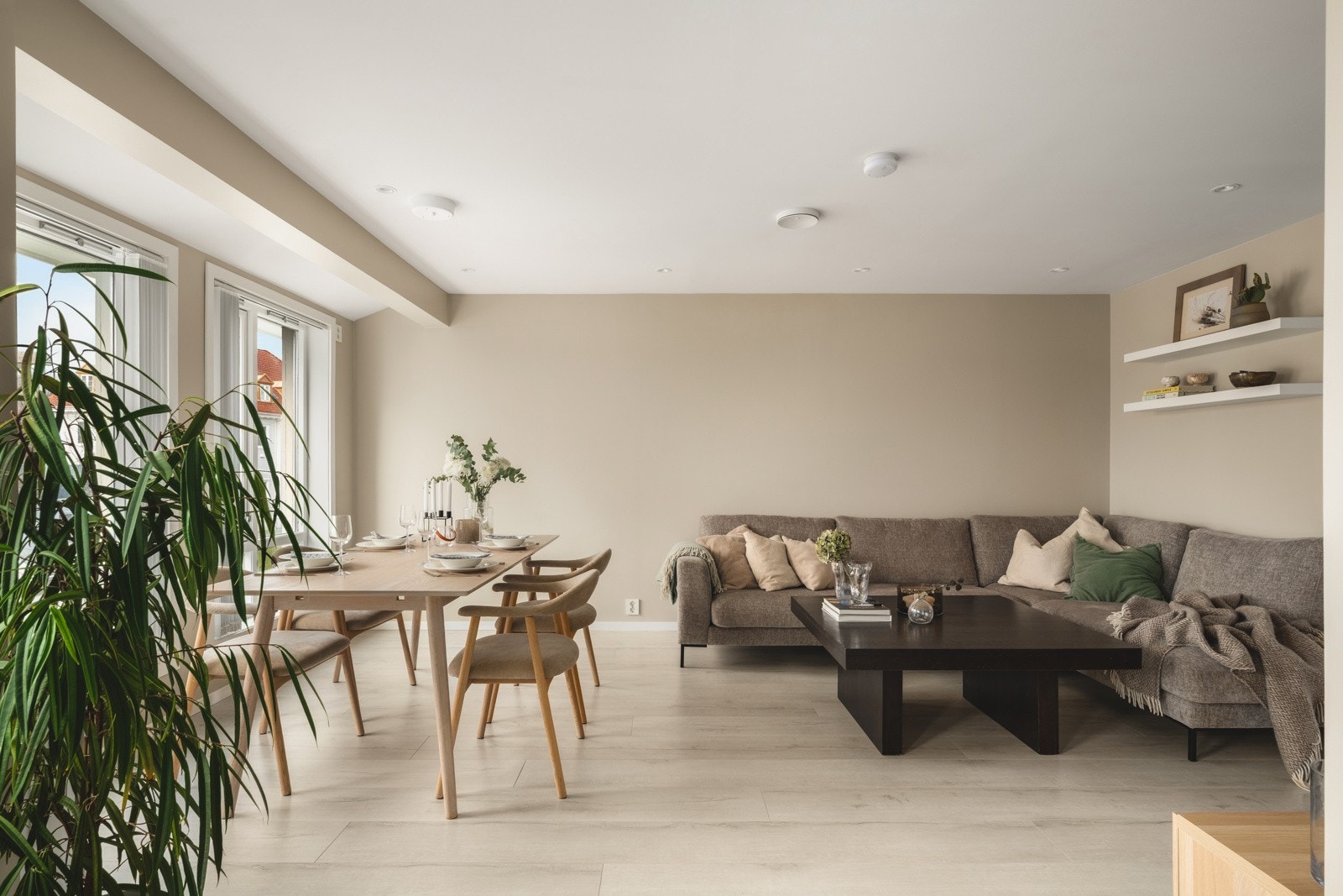 Moderne overflater og rikelig med downlights i tak Galleribilde