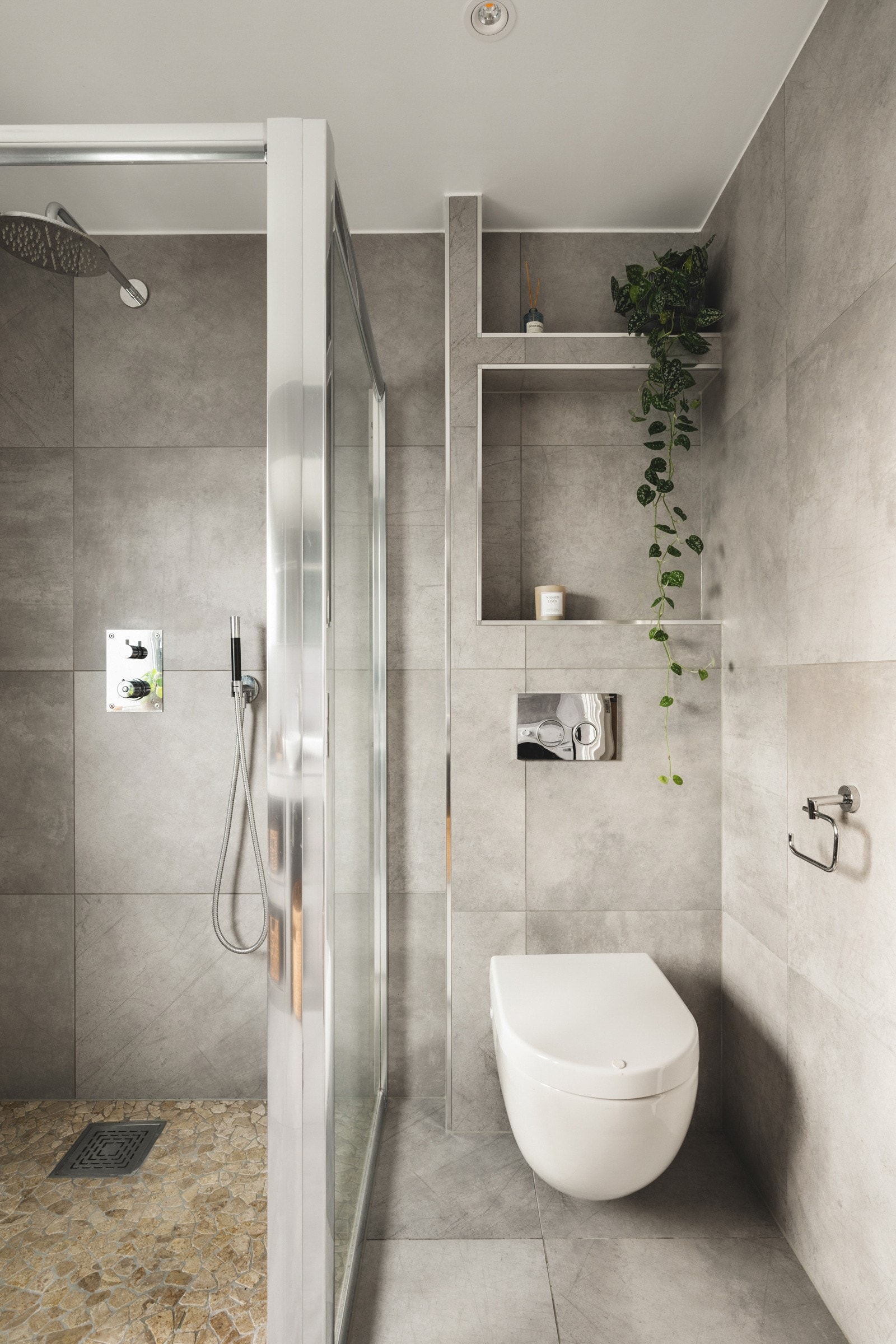 Dusjhjørne og vegghengt toalett Galleribilde