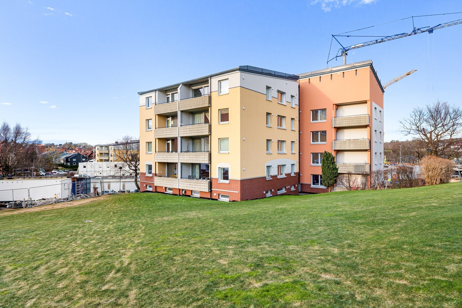 Grønne felles uteområder rundt bebyggelsen. Galleribilde