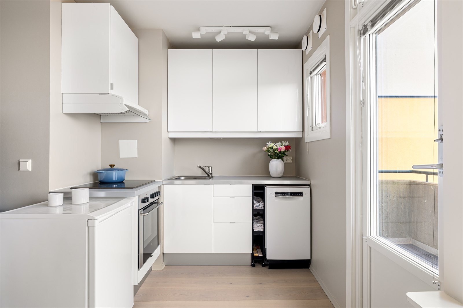 Lysts og effektivt kjøkken med god oppbevaringsplass Galleribilde