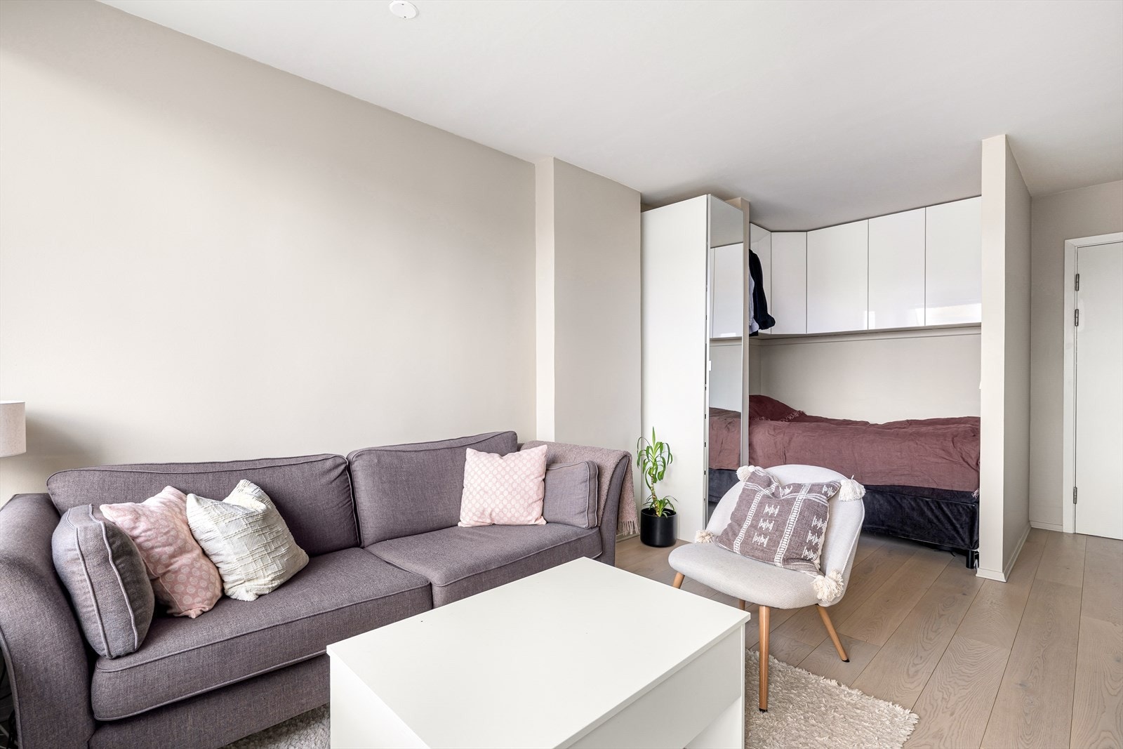 Lys og arealeffektiv stue med naturlig avgrenset sovealkove og god møbleringsfrihet Galleribilde