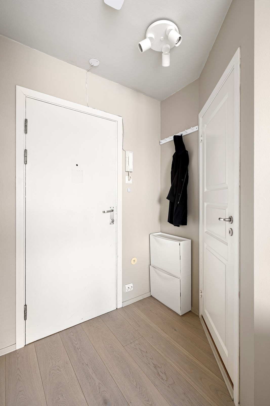 Lys entré med plass til oppbevaring og adkomst til boligens øvrige rom Galleribilde