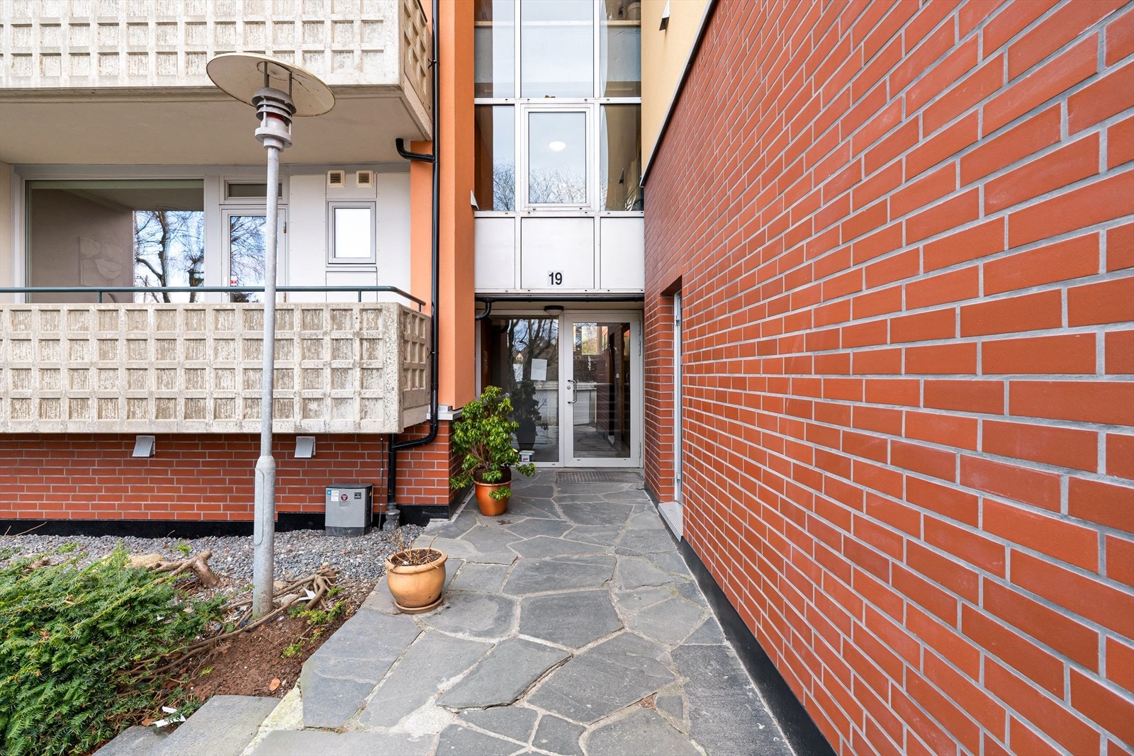 Hyggelig og skjermet inngangsparti med enkel adkomst til bygget Galleribilde