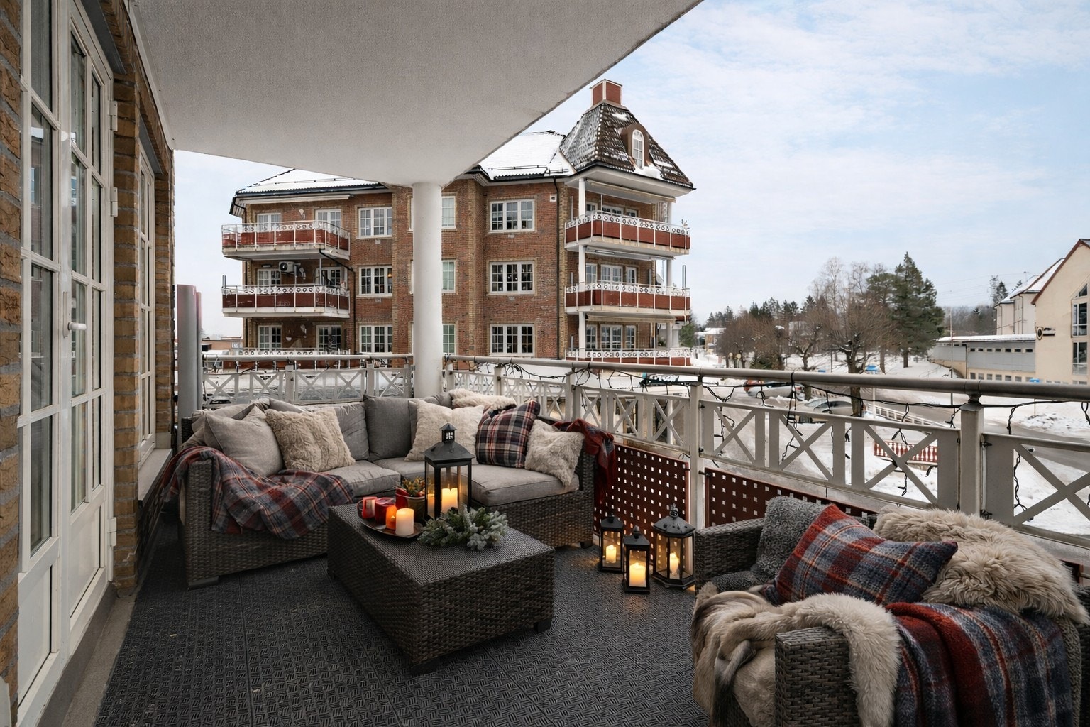 Balkongen har hjørneplassering på bygget og er svært generøs i størrelse med sine ca. 11 m2. Det er praktiske klikk-fliser i plast og takoverbygg. Galleribilde