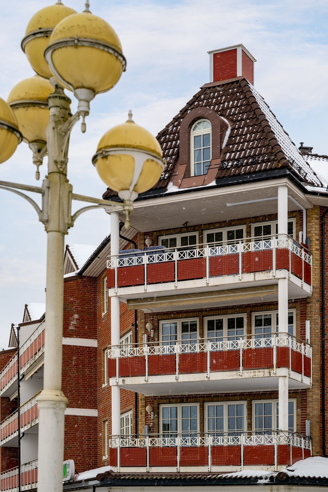 Leiligheten ligger i Stasjonsgaarden II sameie, et veletablert og trivelig bomiljø med gode naboskapsrelasjoner. Heis, garasjeplass og gode fellesløsninger som takterrasse gjør hverdagen enkel og komfortabel. Galleribilde