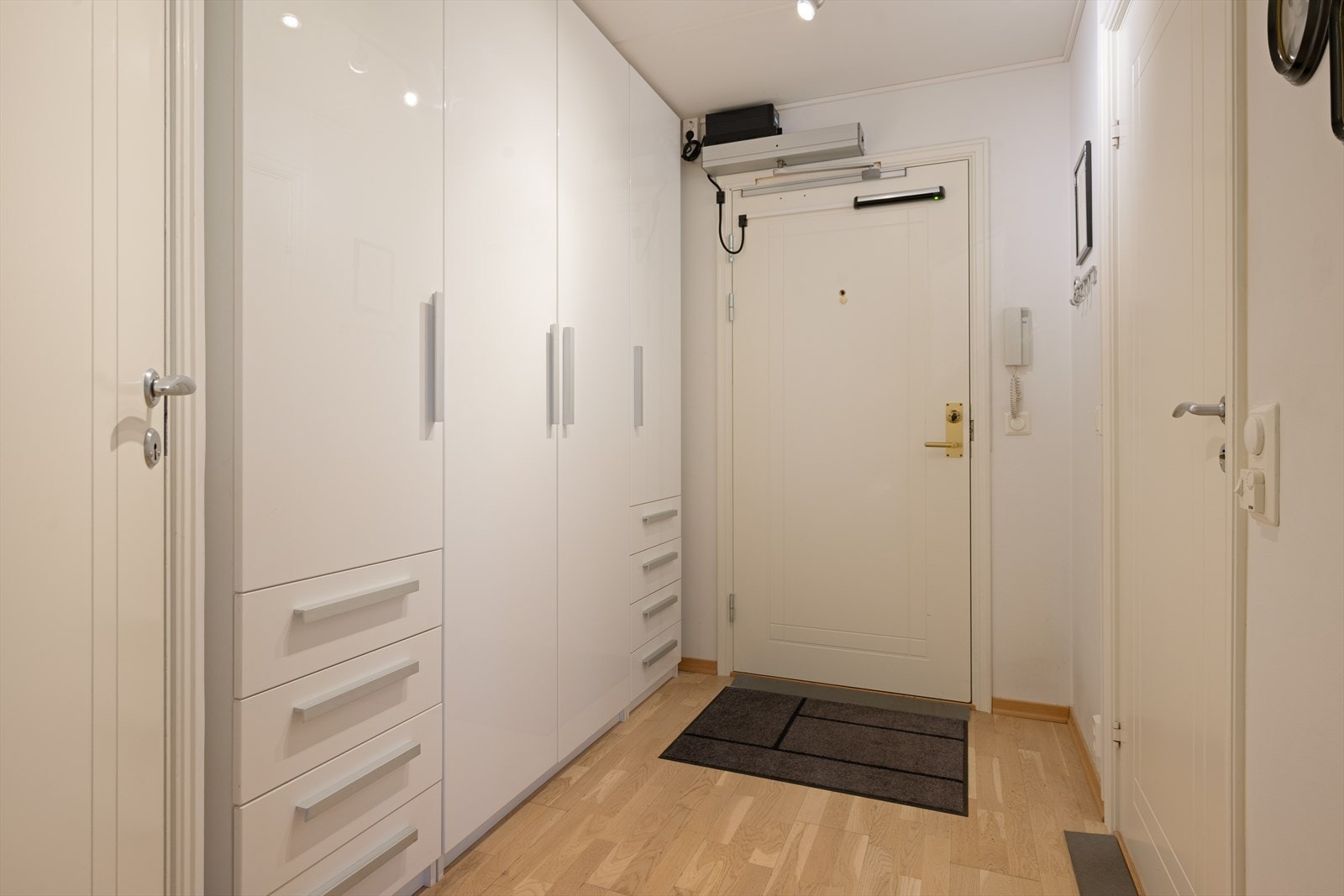 Velkommen inn! Det er godt med garderobeskap og oppbevaring i gangen samt adkomst til baderom og innvendig bodrom. Galleribilde