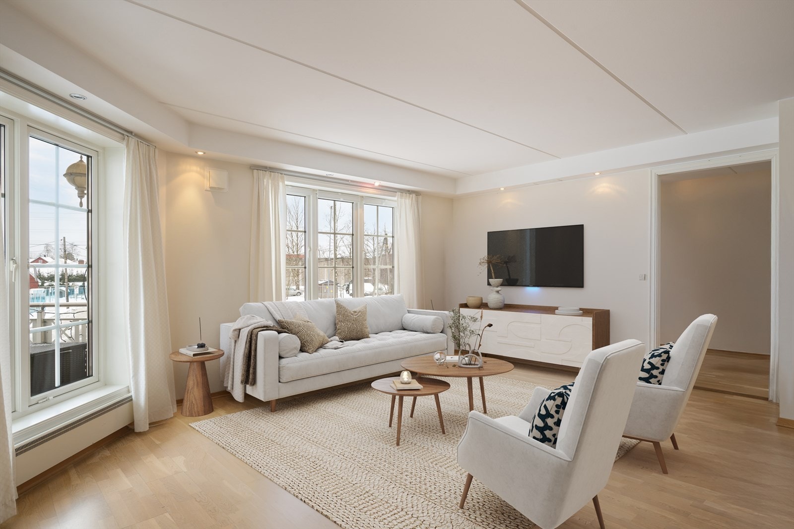 Stuen er enkel å møblere og det er naturlige soner for sofakrok og tv-titting. Døren til soverom nr. 3 er fjernet for en åpen løsning (Digitalt møblert bilde) Galleribilde