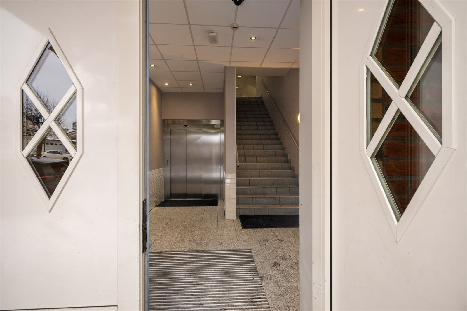 Boligblokken har fine fellesareal fra inngangspartiet og heisadkomst til leiligheten og garasjeanlegg i kjeller. Galleribilde