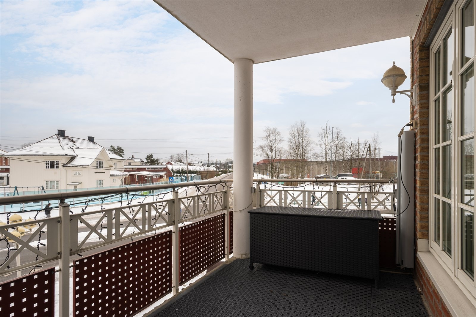 Balkongen ligger på hjørnet av bygget og har fritt utsyn til nærområdet. Her bor du i hjertet av Fjellhamar i Lørenskog, et attraktivt område med kort vei til det meste. Galleribilde