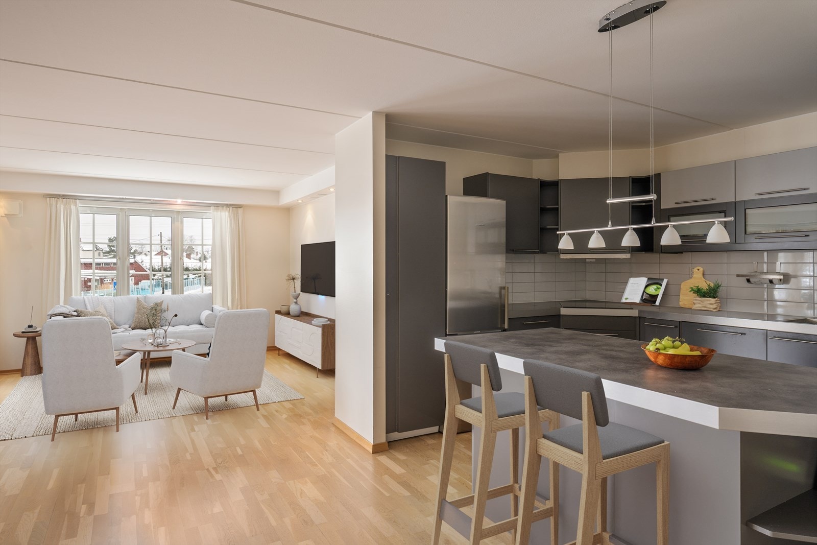 Kjøkkenet har rikelig med skap - og benkeplass og integrerte hvitevarer som koketopp og stekeovn. Frittstående kombi kjøl/fryseskap kan medfølge. (Digitalt møblert bilde) Galleribilde