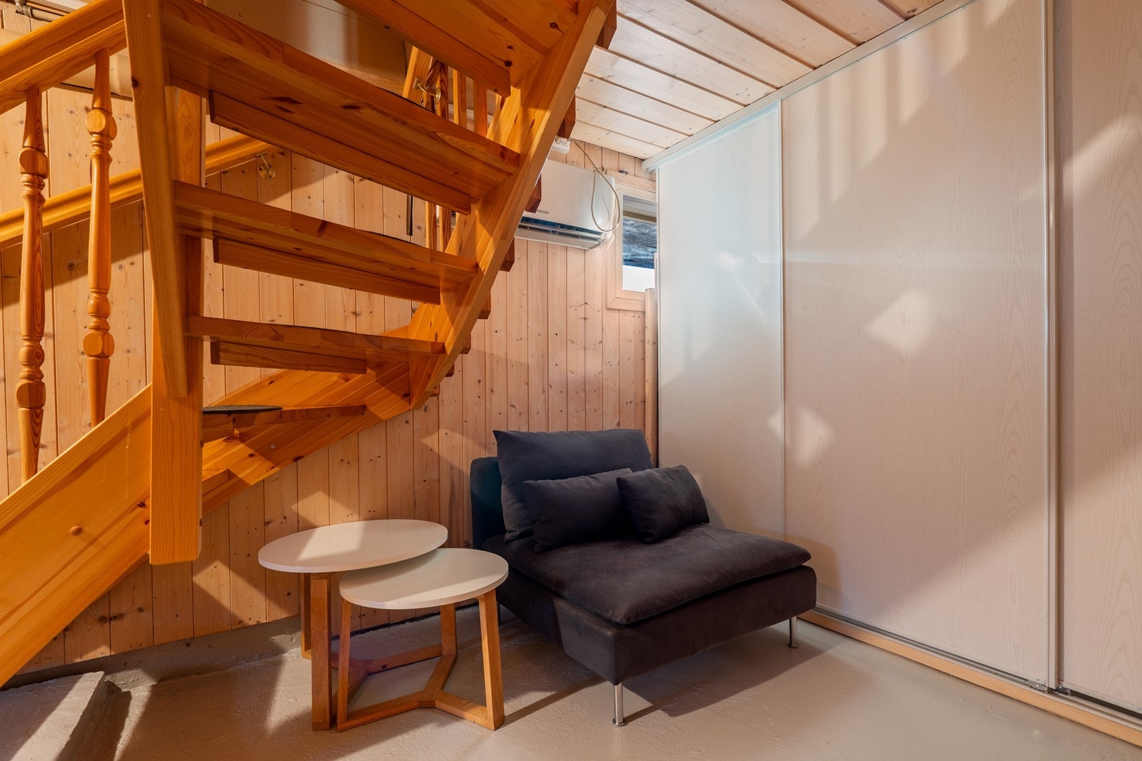 Trappegang i kjeller. Romslig rom med varmepumpe og praktisk oppbevaringsrom bak skyvedørsgarderobe. Galleribilde