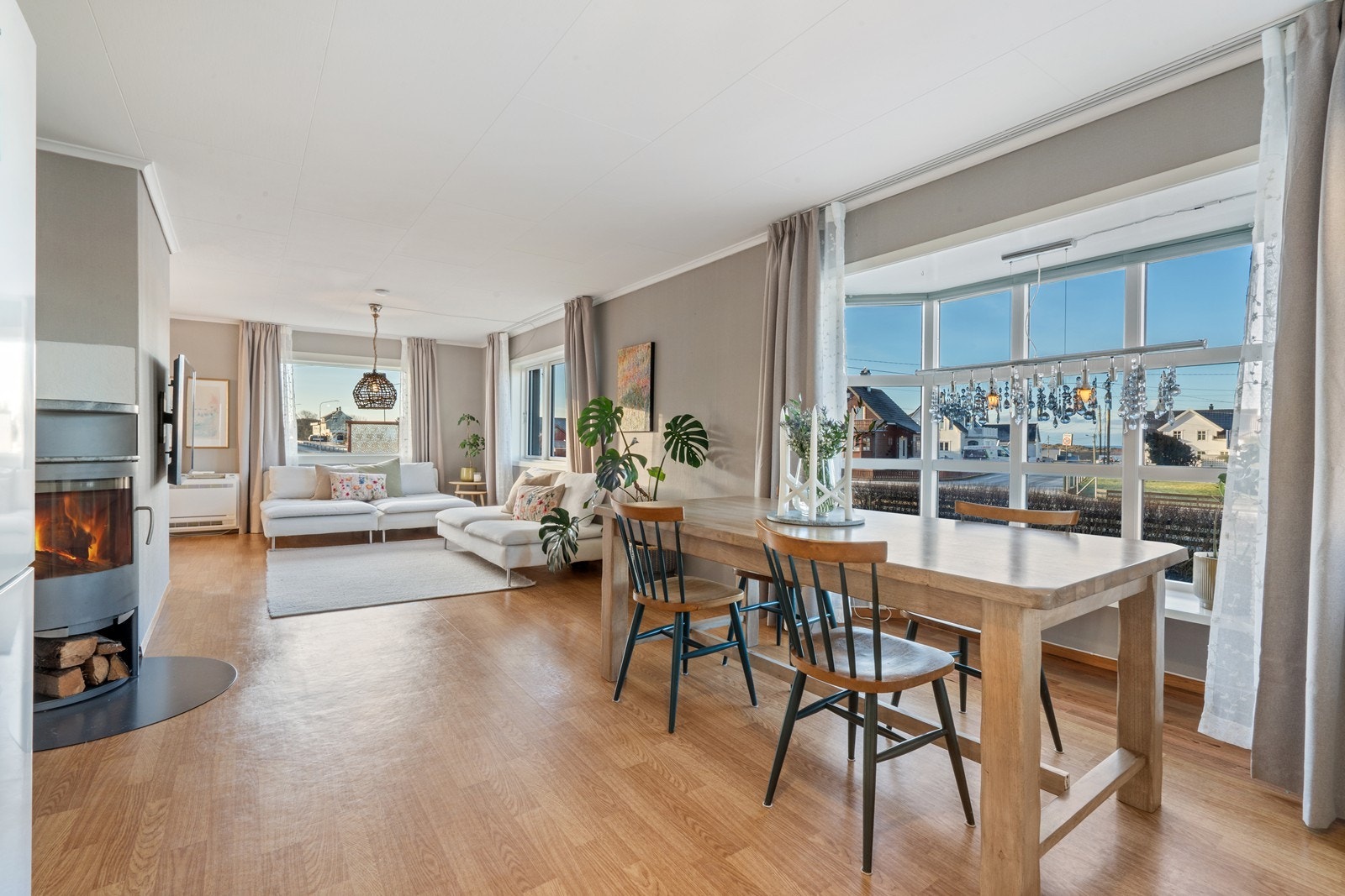 Stuen/kjøkkenet oppleves som romslig. lys og luftig. Galleribilde