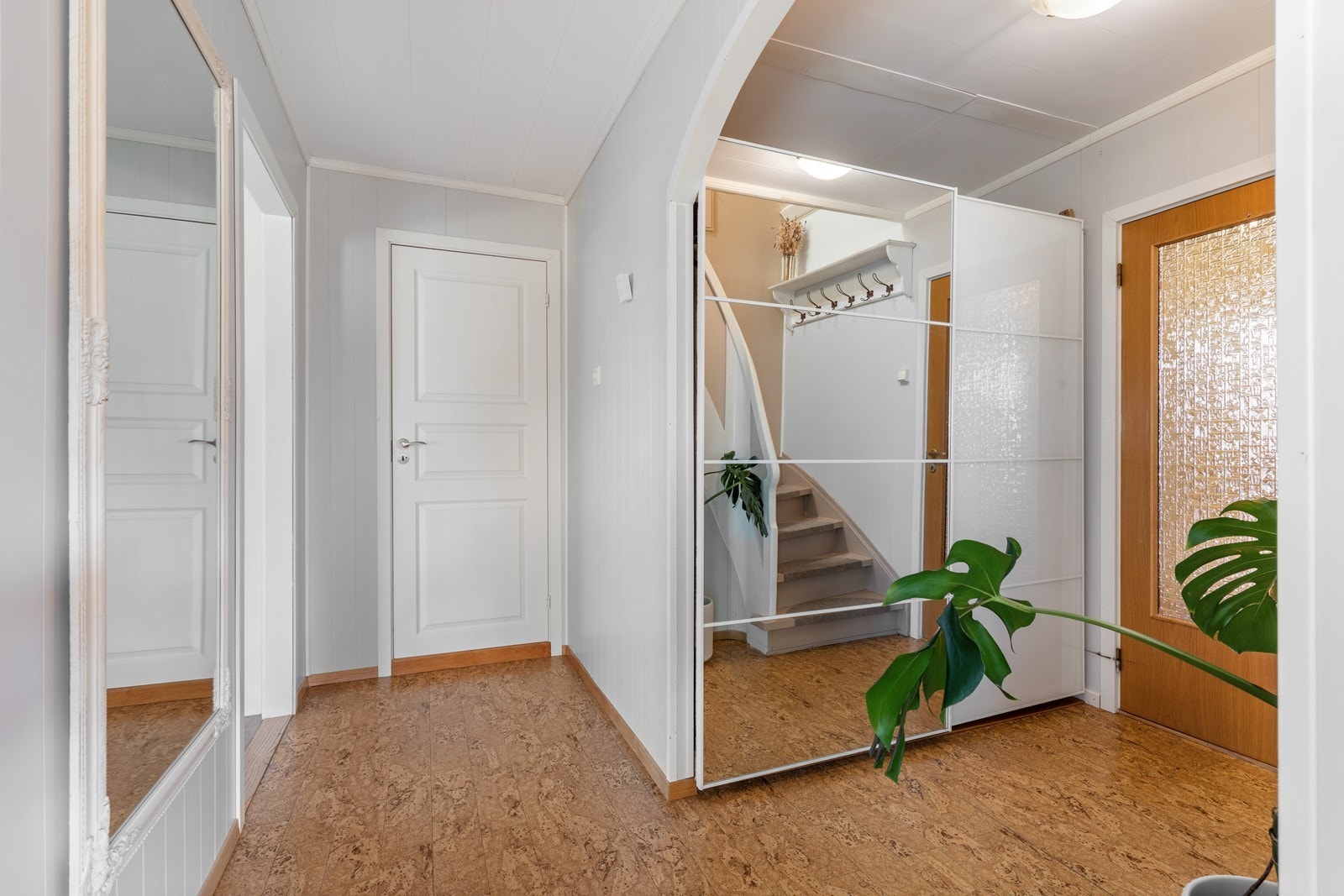 God plass til oppbevaring av yttertøy og sko. Galleribilde