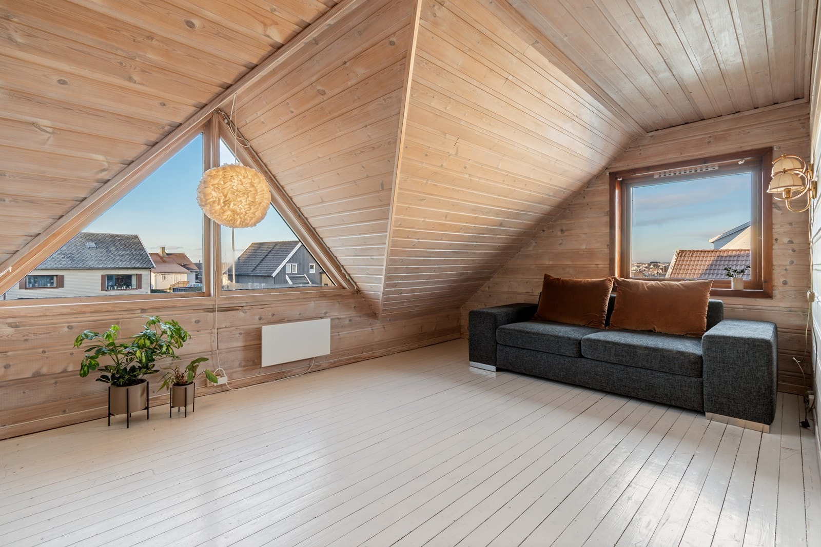 Utrolig luftig og herlig rom. Tidligere brukt som soverom, tv-stue, gamingrom/kontor. Galleribilde