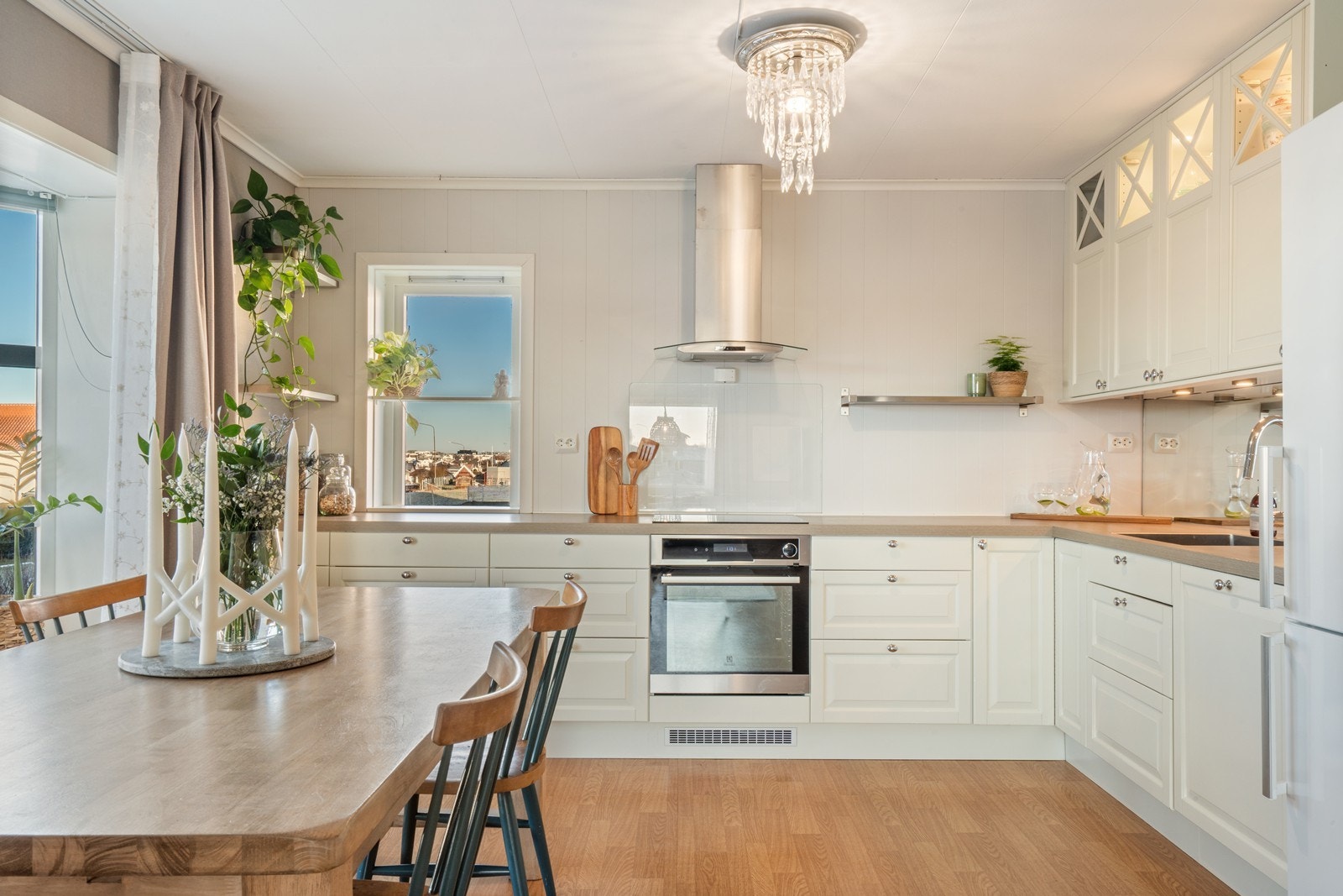 Nydelig kjøkken med god skap/benkeplass og integrerte hvitevarer. Galleribilde