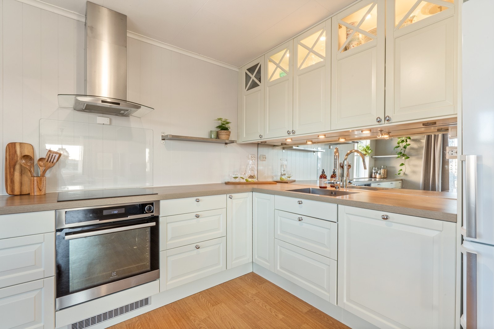 Rikelig med skap/benkeplass. Galleribilde