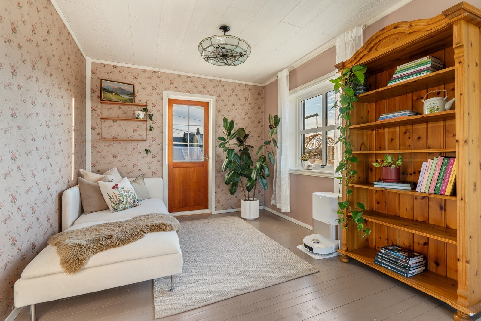 Denne delen er åpnet opp mot stuen, tidligere soverom i hovedetasjen. Utgang til terrasse. Galleribilde