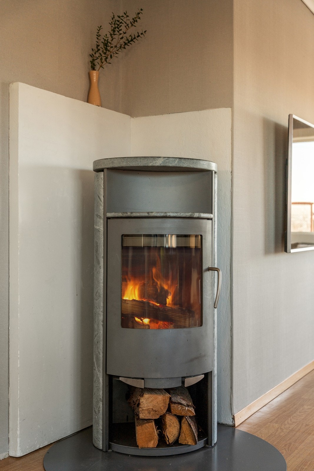 Klebersteinsovn i stuen - perfekt for ekstra hygge og avgir god varme. Galleribilde