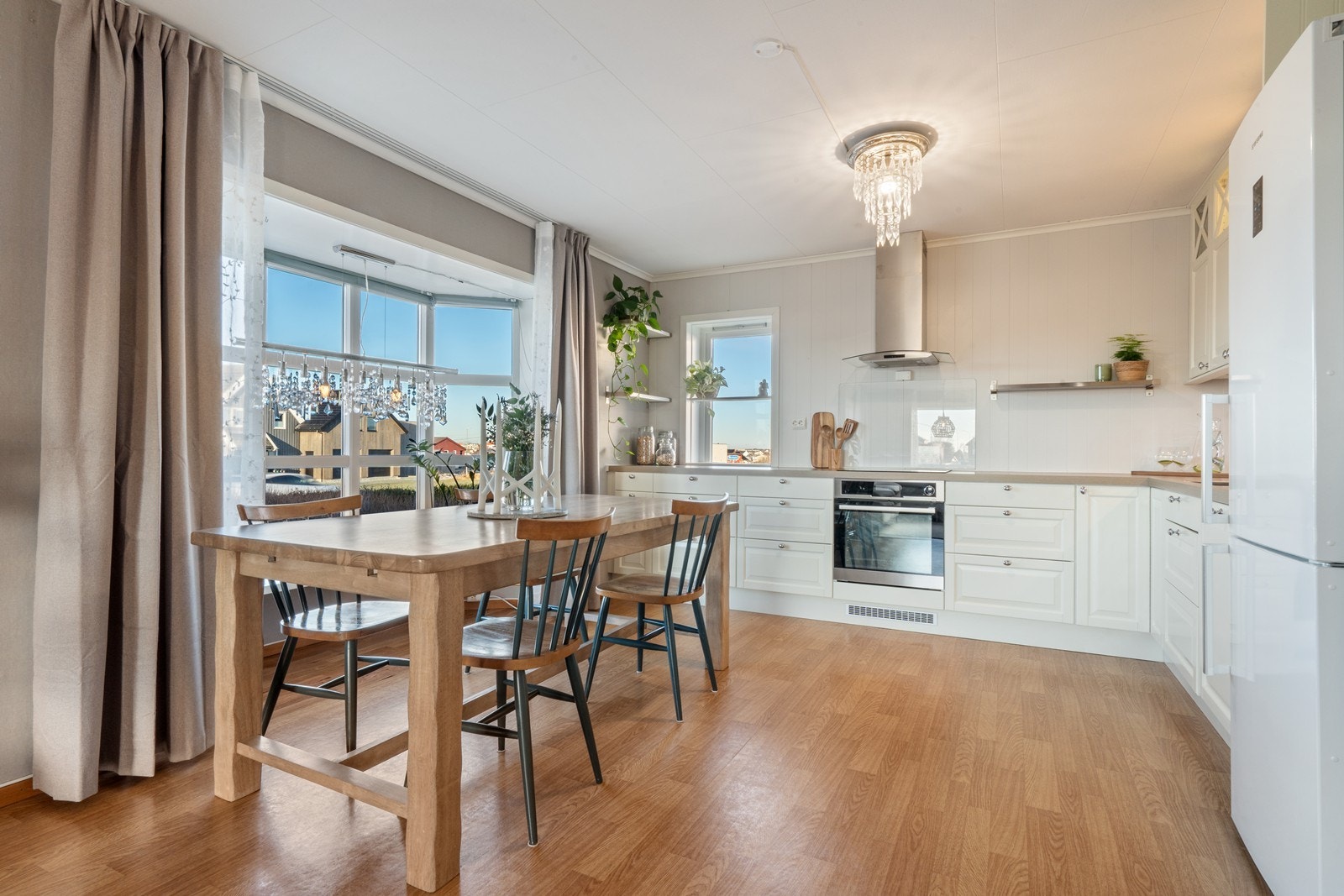 Åpen stue-kjøkken løsning. Galleribilde