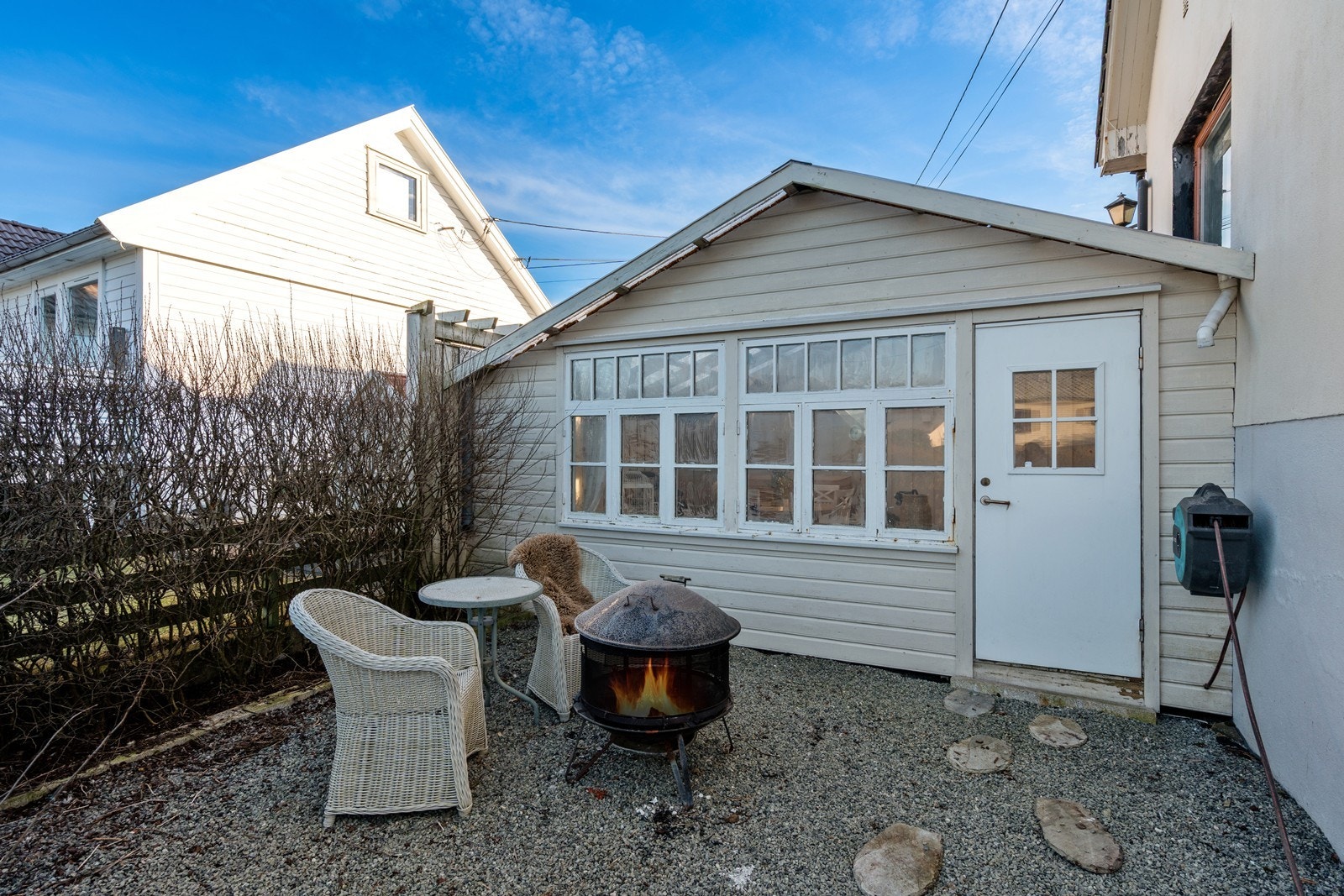 Koselig sone utenfor hagestuen, mot vest. Galleribilde