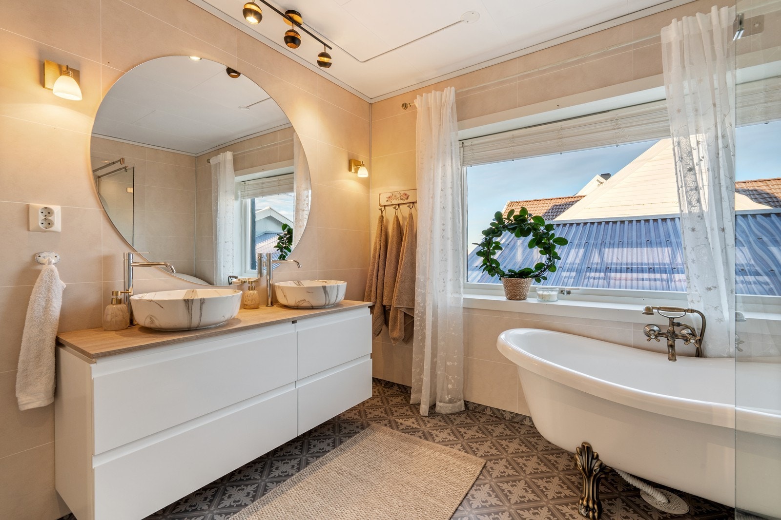 Flott moderne bad med dobbel servant, badekar, toalett og dusj. Galleribilde