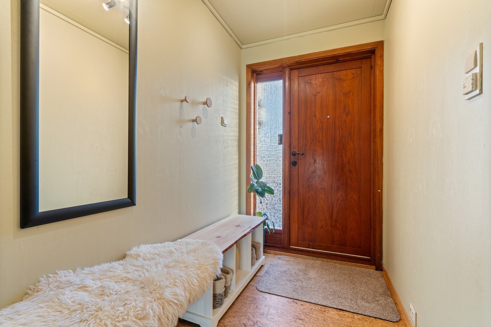 Eier har malt entrè i moderne lyse farger. Galleribilde