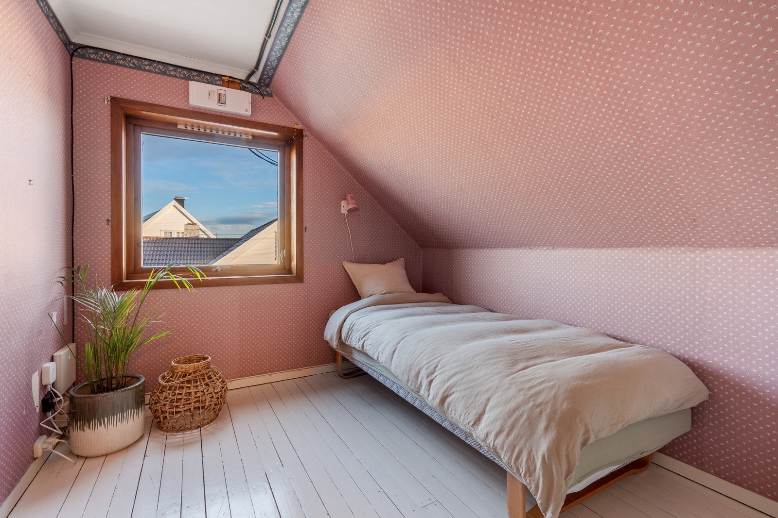 Soverom 2 i loftetasje. Nyere inntak. Galleribilde