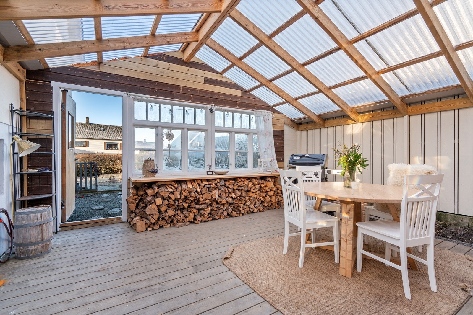 Herlig hagestue i bakkant av garasje. Hagestue er ikke søkt om/godkjent. Galleribilde