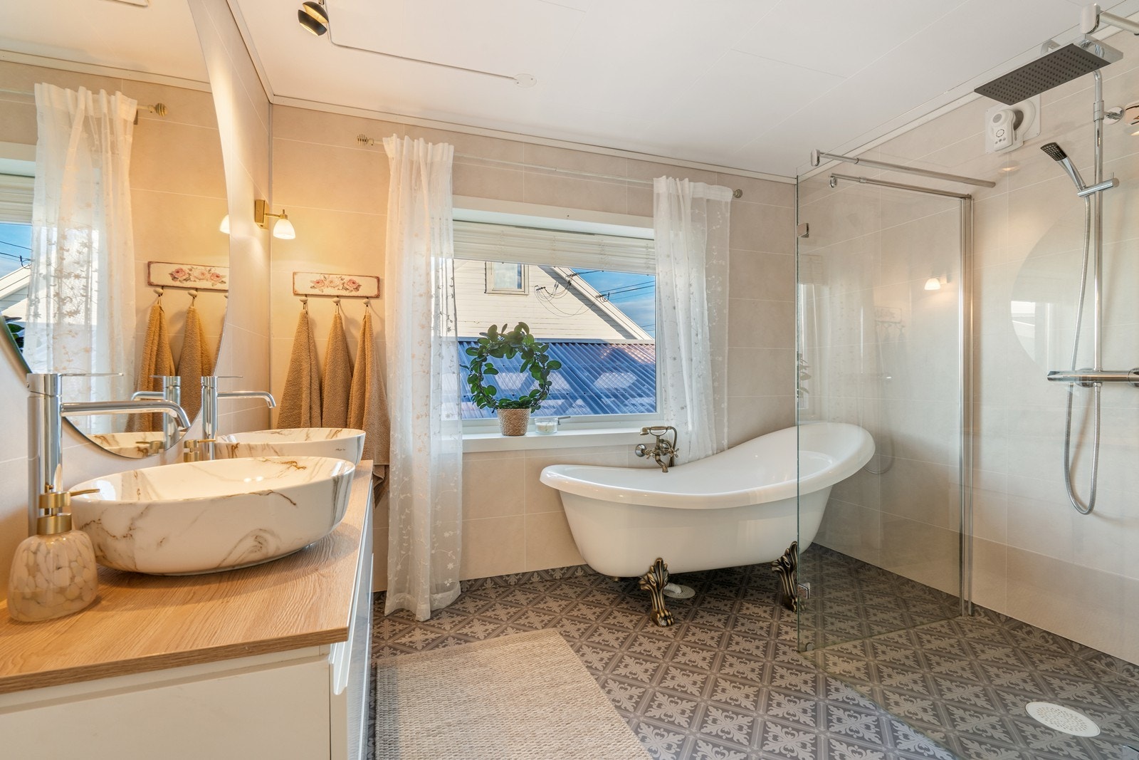 Hovedbadet er av svært god størrelse. Galleribilde