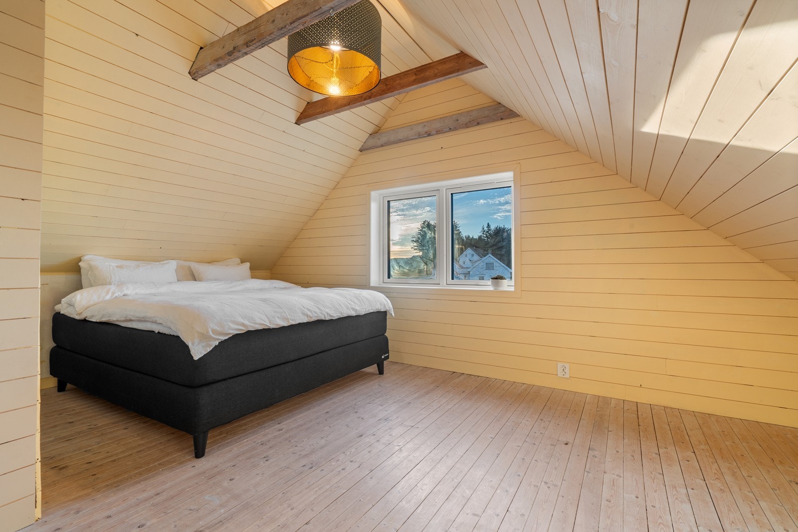 Soverom 1 i loftetasje. Eier har gjort en rekke tiltak i dette rom: Isolert taket, skiftet til støydempende 3-lags vindu og løftet himlingen slik at bjelkene ble synlige. Romfølelsen og komforten er nå en helt annen. Galleribilde