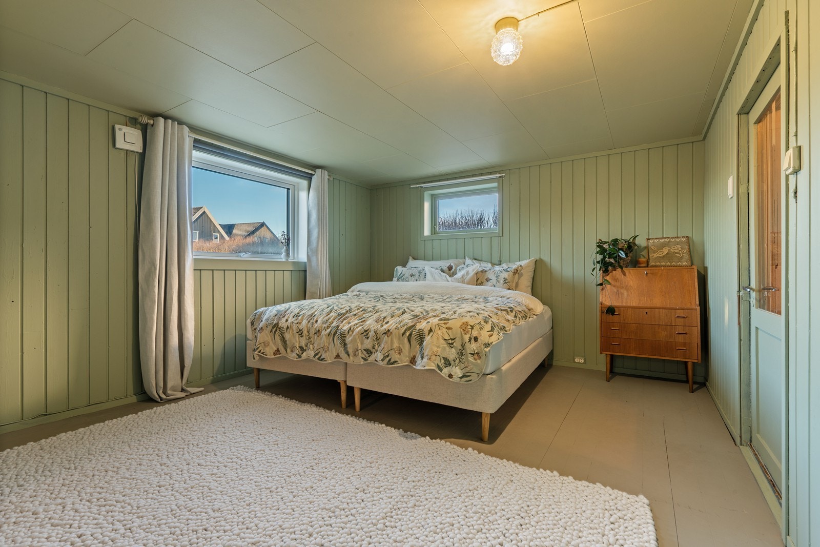 Soverom av god størrelse i kjelleretasjen. Vinduet mot vest er skiftet i 2024 til støydempende 3-lags. Galleribilde