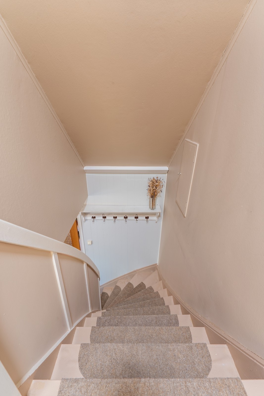 Trappegang opp til loftsetasjen i lyse farger. Galleribilde