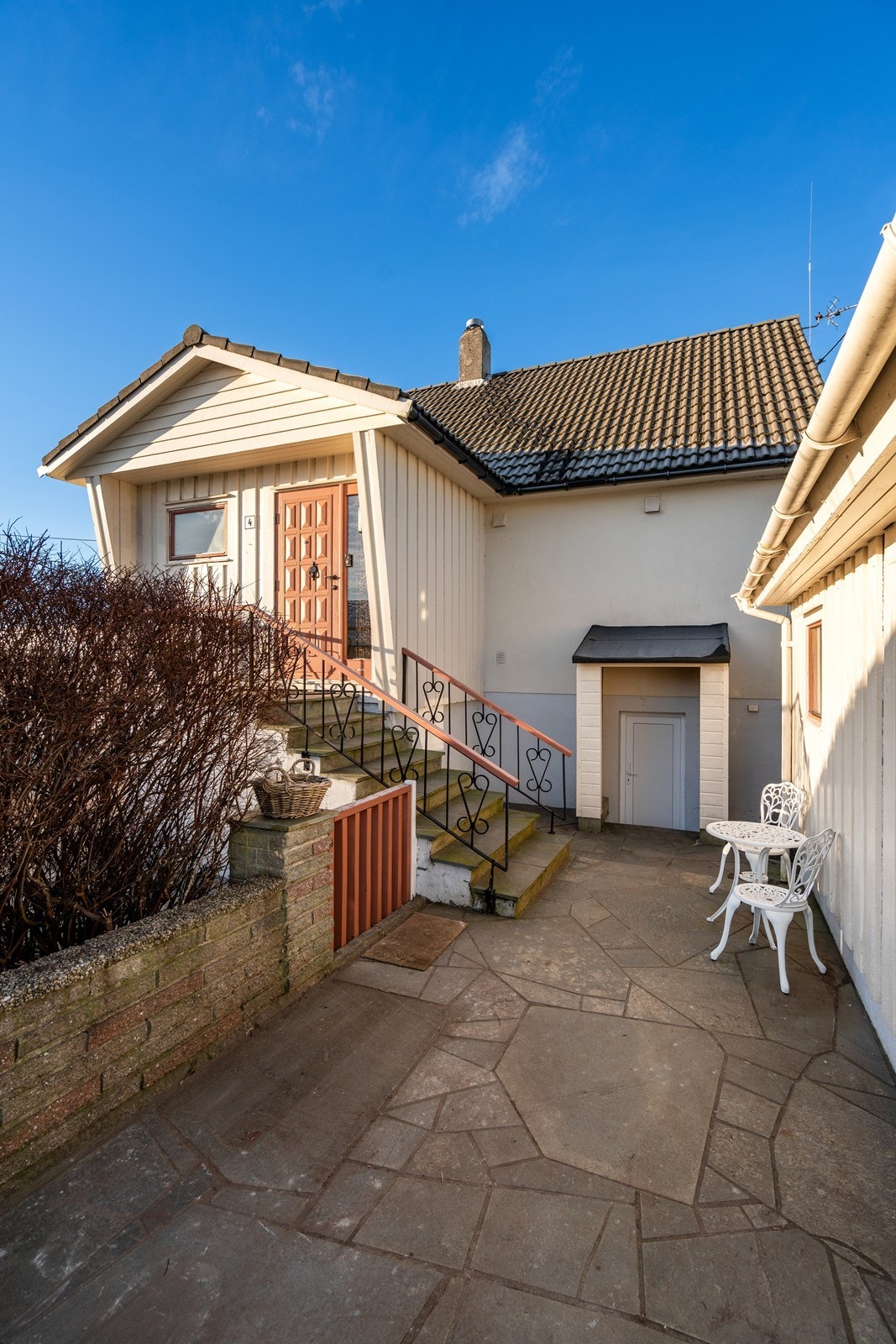 Pent opparbeidet inngangsparti. Bygd overbygg over kjeller inngang i nyere tid. Galleribilde