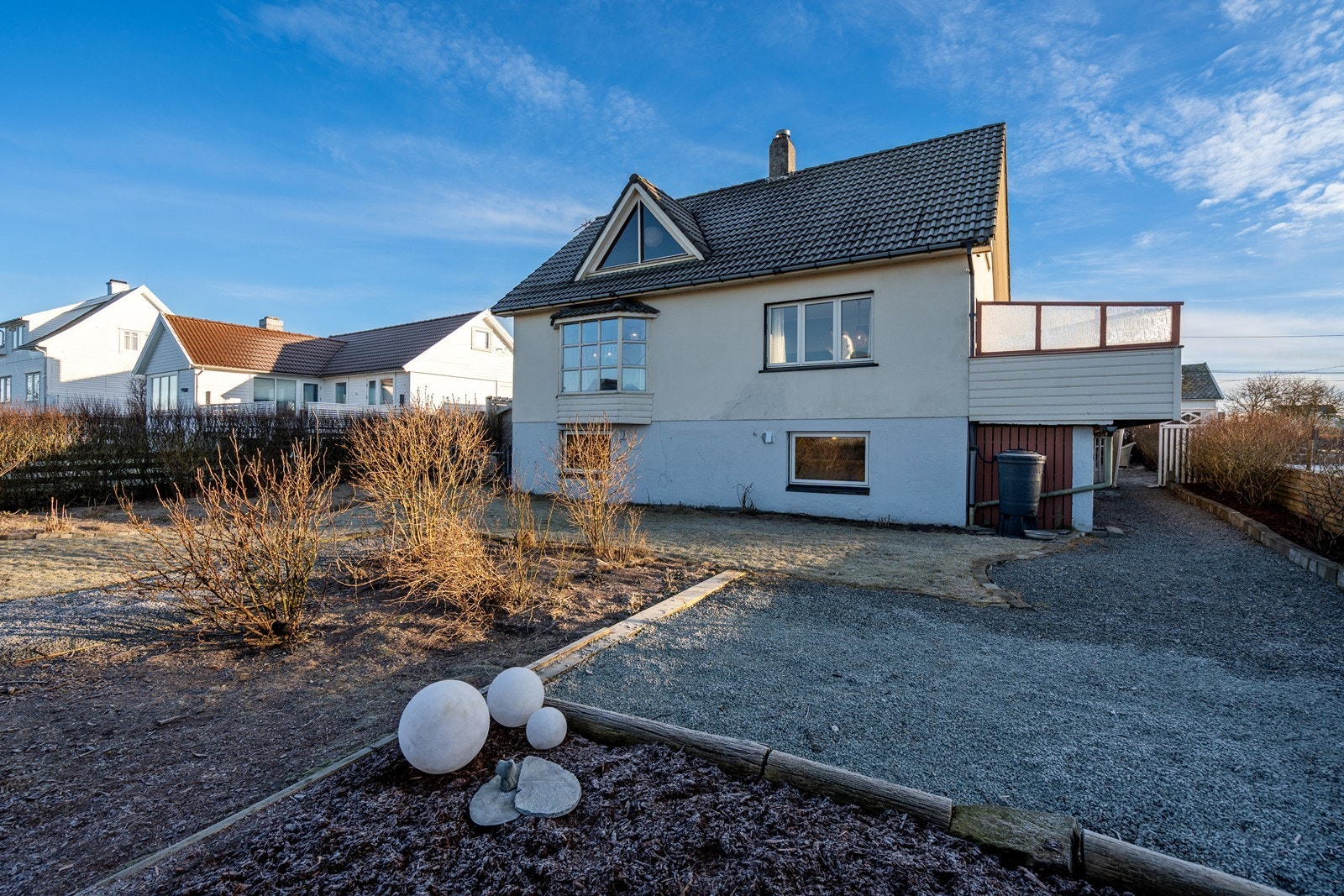 På vårparten/sommeren er hagen virkelig et idyll med blomstring, bærbusker, fruktrær m.m. Virkelig kjekk for de som setter pris på hage! Galleribilde