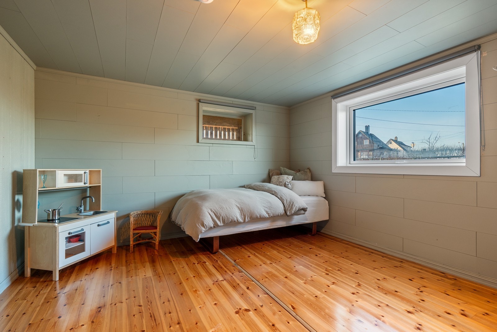 Rom i dag benyttet som soverom. Vinduet mot vest er skiftet i 2024 til støydempende 3-lags. Galleribilde