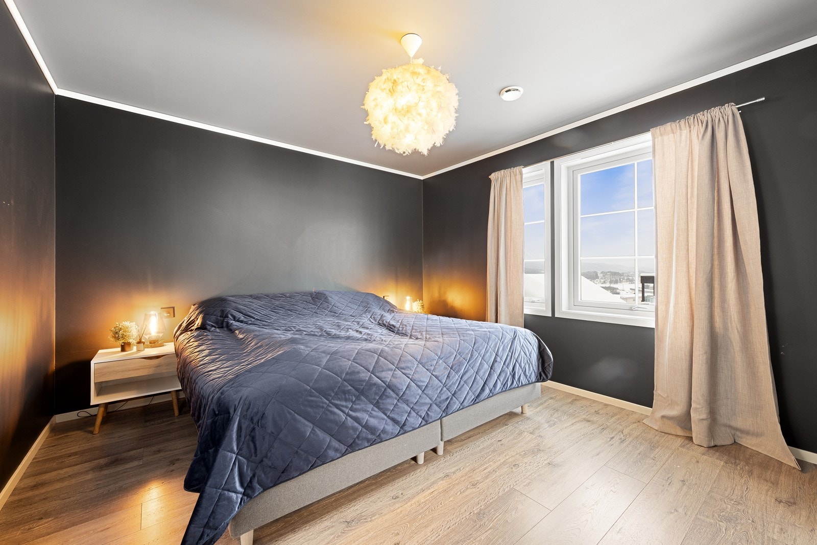 Hoveddelen av boligen har til sammen tre soverom, hvor det ene ligger i 1. etasje og de to øvrige i 2. etasje. Galleribilde