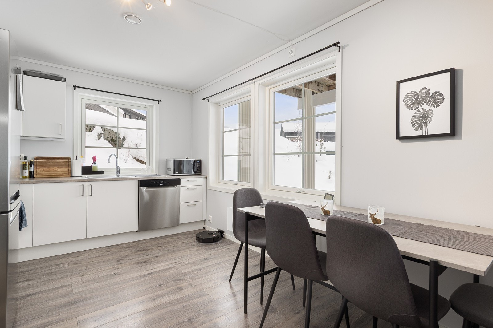 Leiligheten har en åpen og praktisk stue- og kjøkkenløsning med plass til både en sofagruppe og en liten spisegruppe. Galleribilde