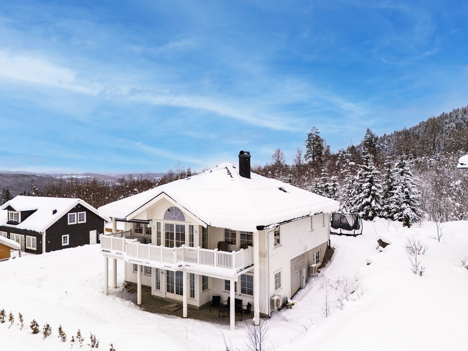 Eiendommen ligger i et attraktivt og barnevennlig boligområde med lang solgang og flott utsikt over nærområdet. Galleribilde