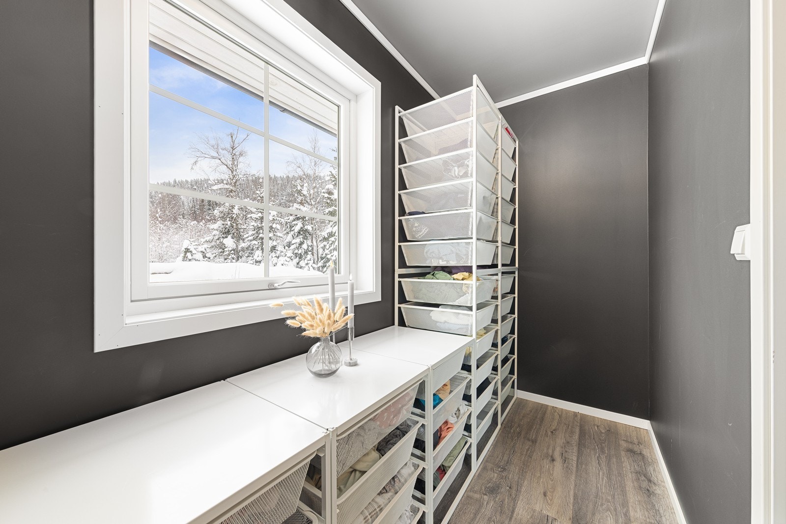 Et praktisk rom med god plass til klesoppbevaring. Galleribilde